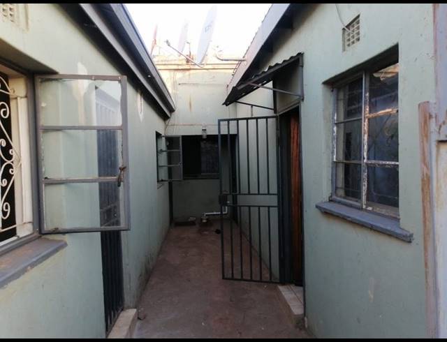 6 BEDROOM HOUSE FOR SALE IN TEMBISA CENTRAL